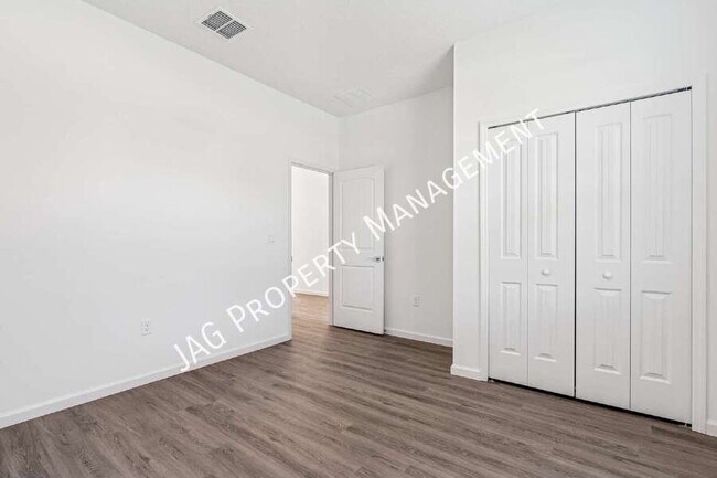 Building Photo - 2601 Hagoplan Ave SW