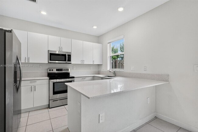 Building Photo - 1676 SE 26th Ter