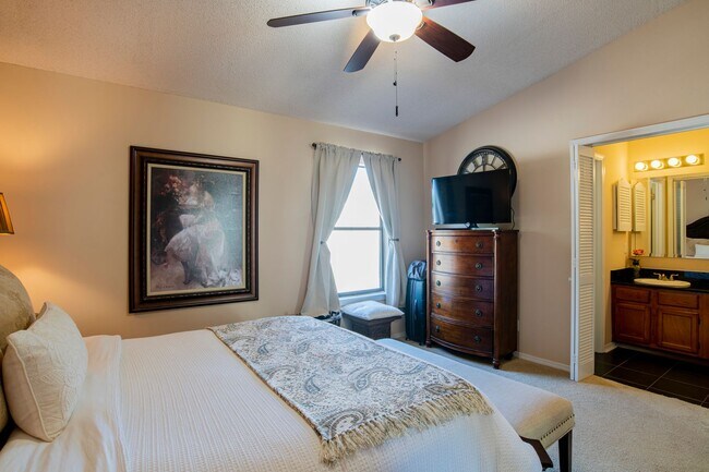 Building Photo - Well-maintained Pensacola Condo with Community Pool & Central Location