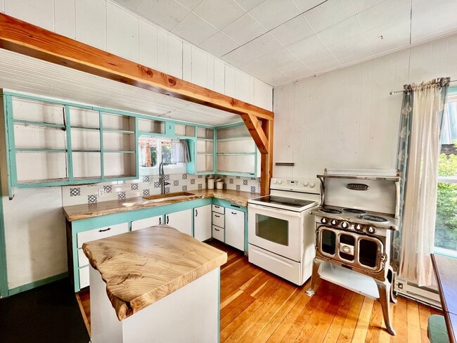 Building Photo - Charming Ronald Cabin Available through Ma...