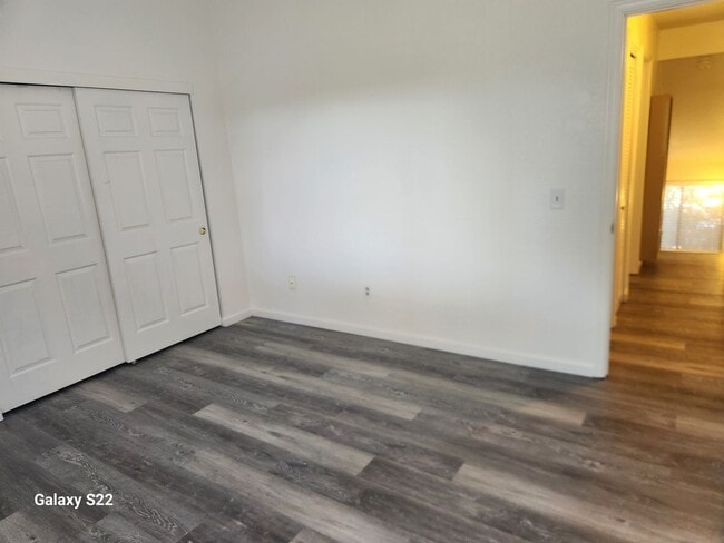 Building Photo - Beautiful two story condo in a well maintained complex, and close to everything!!