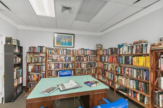 Building Photo - 300 Bayview Dr