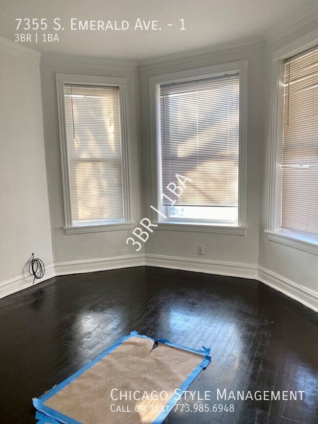 Building Photo - Generous Living Space