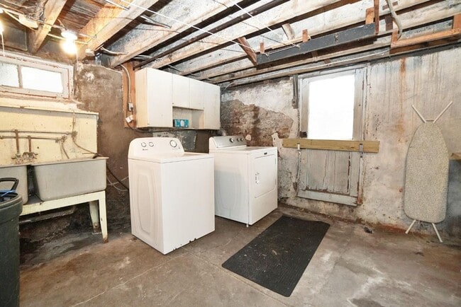 Building Photo - Awesome 4 Bed/ 2 Full Bath on Fairview Min...