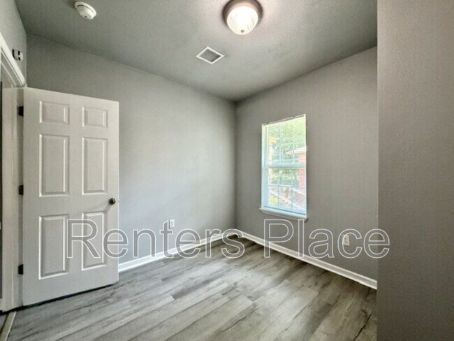 Building Photo - 517 S 40th W Ave