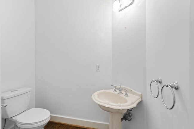 Building Photo - Live Near Memorial Park! Spacious 3BR with...