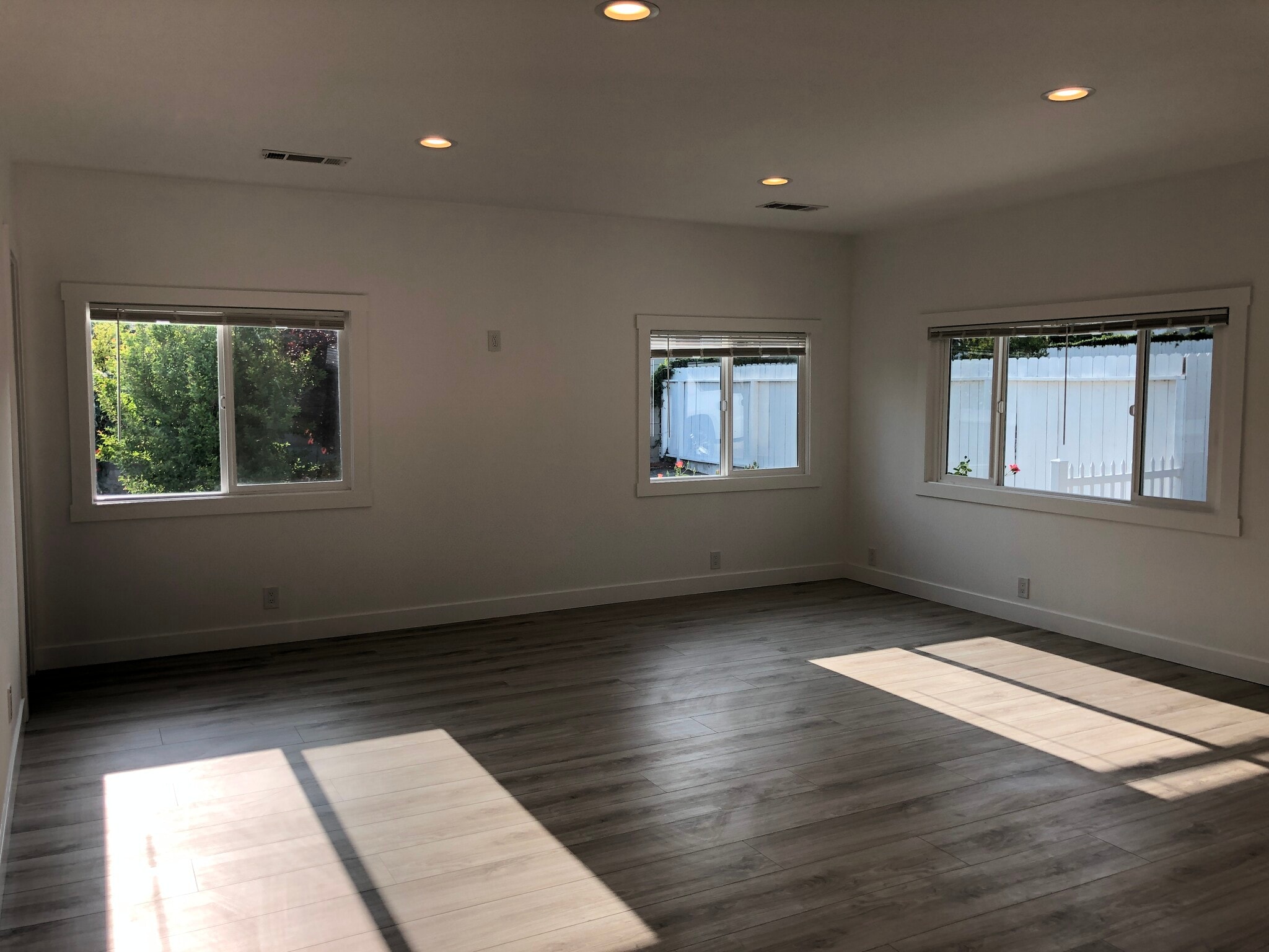 Living Area - 1820 E Woodbury Rd.