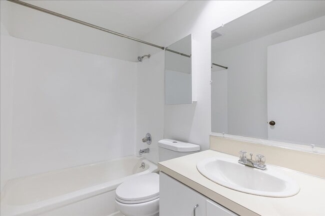 Building Photo - Newly Renovated + Sunny & Bright, 2 Bedroo...