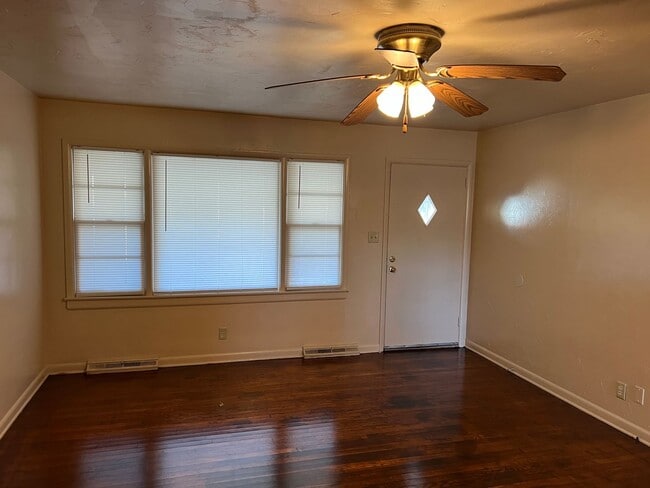 Building Photo - WOW!  3 bedroom! Glendale schools! SE!  $1...