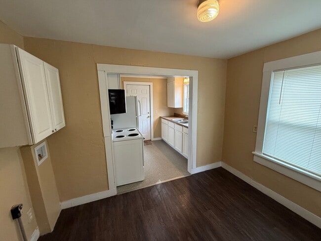 Building Photo - Sweet, Stylish and functional 1 bedroom cottage in Norman, all new inside and squeaky clean!  Rea...