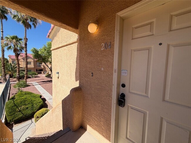 Building Photo - 900 Heavenly Hill Ct