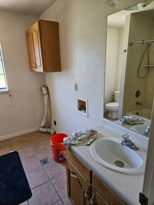 Building Photo - 2 bedroom, 1 bath apartment available in N...