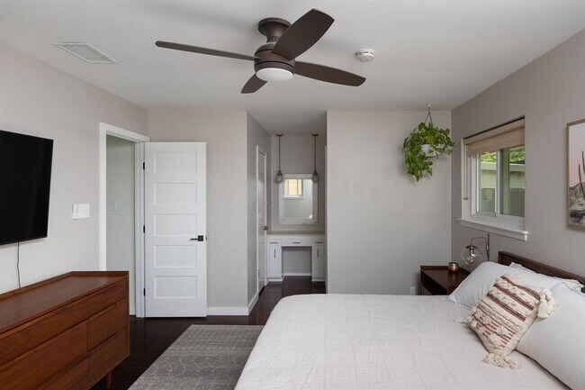 Building Photo - 9101 Heatherwood Dr