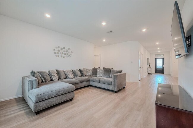 Building Photo - 23635 Camellia Birch Ct