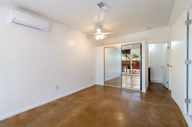 Building Photo - Private Home Steps away from U of A Campus!