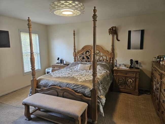 Building Photo - Beautiful unfurnished 4 bedroom, 2.5 bath ...