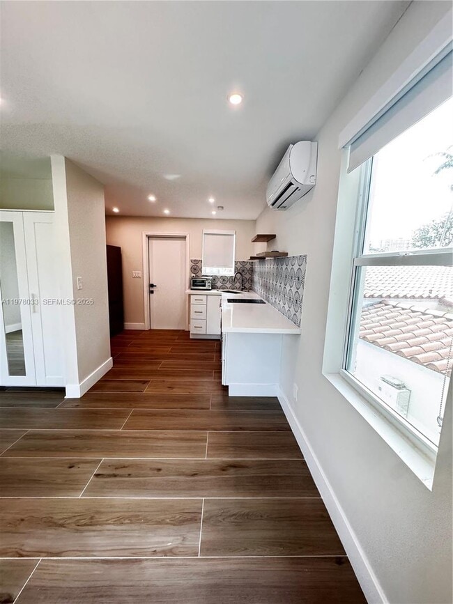 Building Photo - 2855 Royal Palm Ave