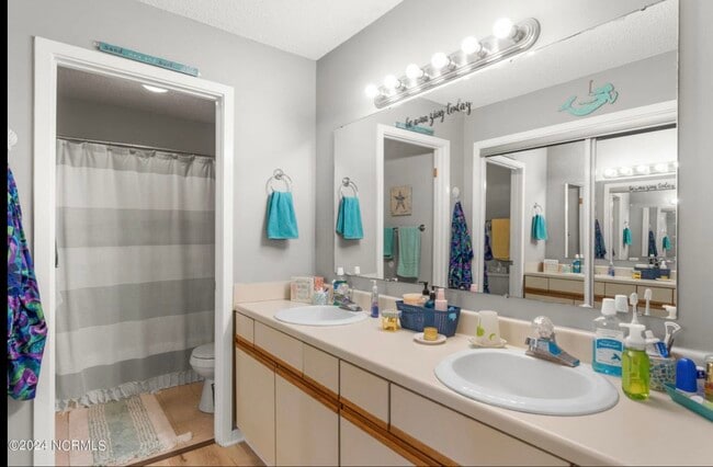 Building Photo - 728 Azalea Dr