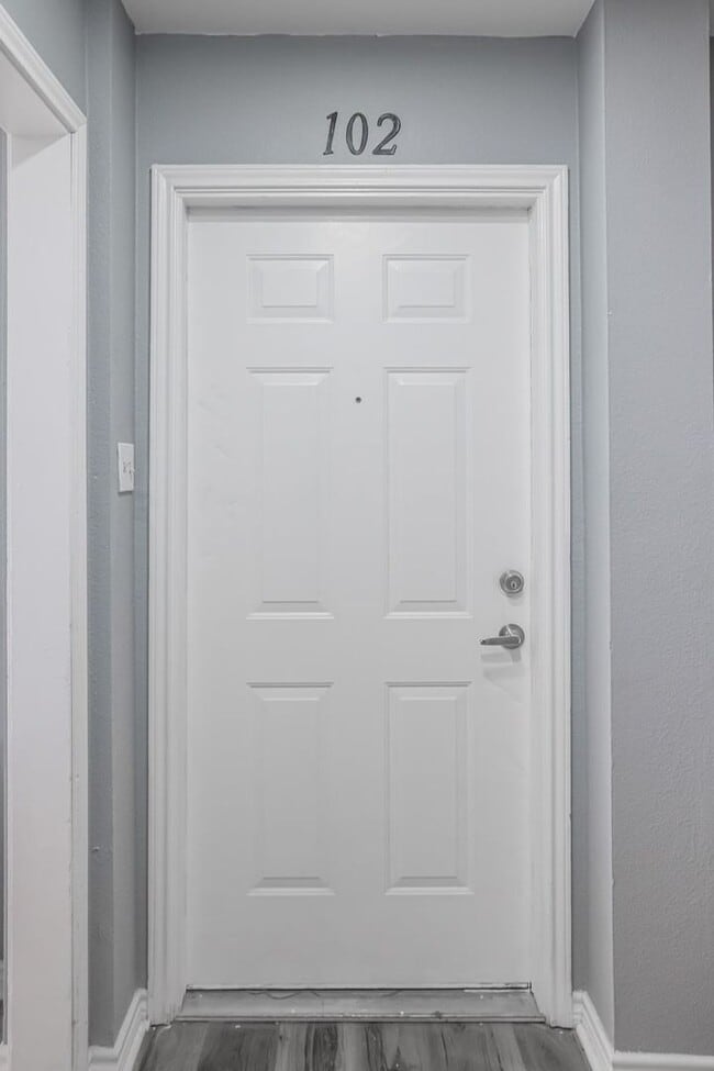 Building Photo - Carriage Place Square