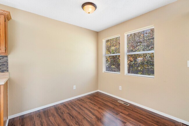 Building Photo - 1621 N Hillcrest Ave