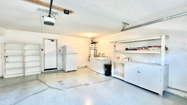 Building Photo - Beautiful, End Unit Condo, in the Very Des...