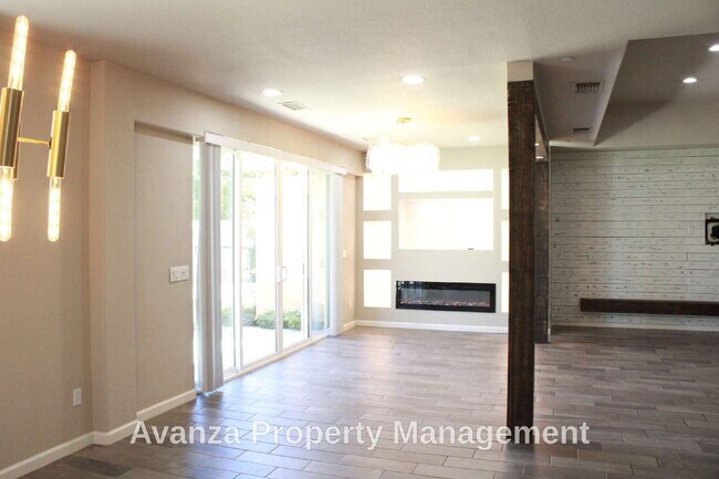 Building Photo - Home for Rent 4 Bed/2.5 Bath - 2,400 Sq Ft. Rent: $3,395/month Security Deposit: $3,495 Clovis Ea...