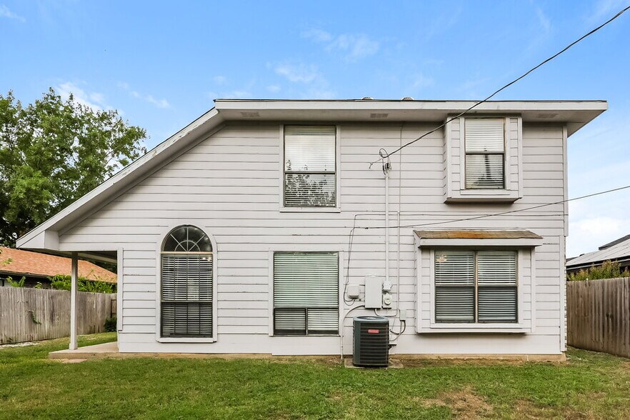 Building Photo - 6209 Mercedes Dr