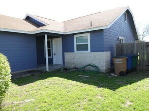 Building Photo - 8705 Pineridge Dr