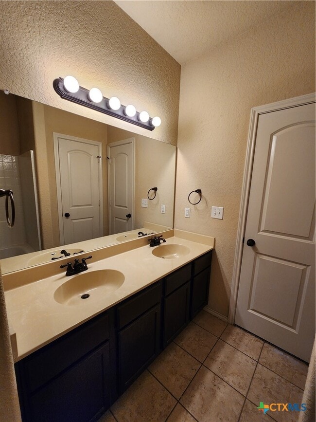 Building Photo - 712 Creekside Cir