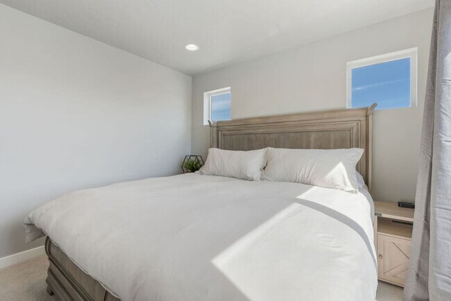 Building Photo - 6831 Silver Creek Dr