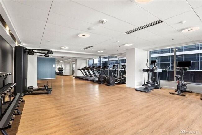 Building Photo - Luxurious 2 bed/ 2 bath unit conveniently ...