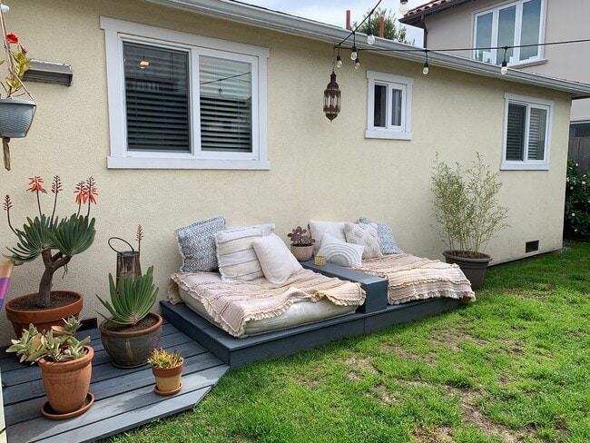 Building Photo - Charming 2Bd/1Ba Pleasure Point Cottage – Steps from the Ocean