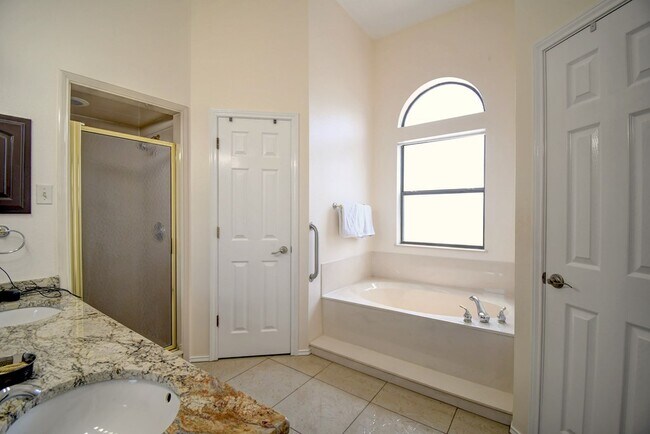 Building Photo - 719 Oak Hollow Dr