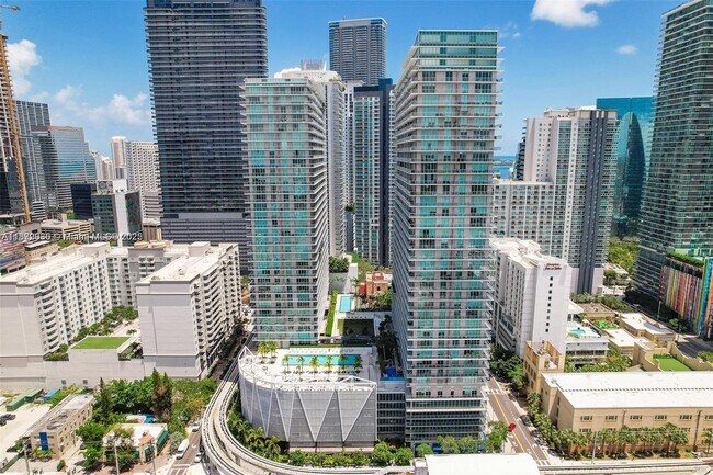 Building Photo - 1111 SW 1st Ave