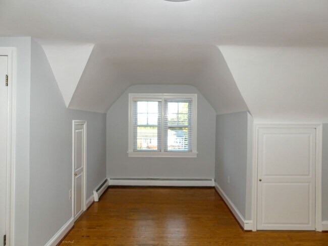 Building Photo - 903 Crestview Dr