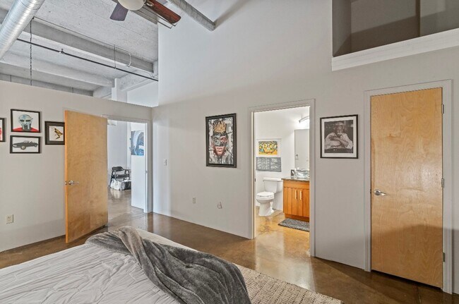Building Photo - Fully Furnished 2 Bed / 2 Bath Modern Apar...