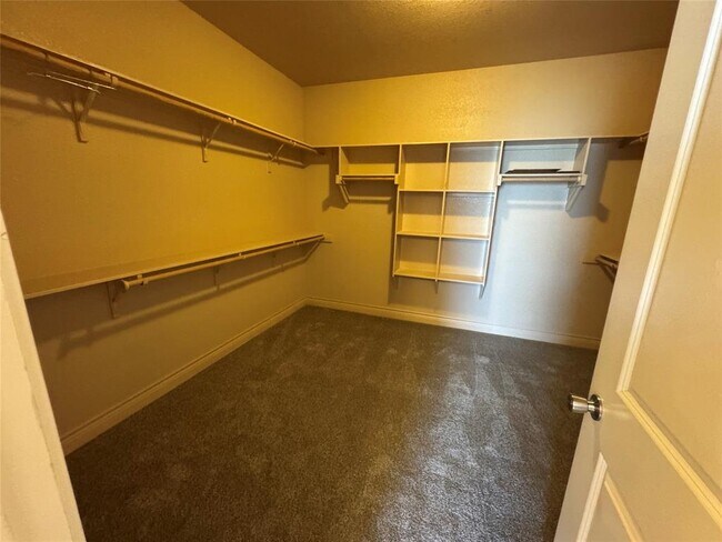 Building Photo - 141 Oak Stone Dr