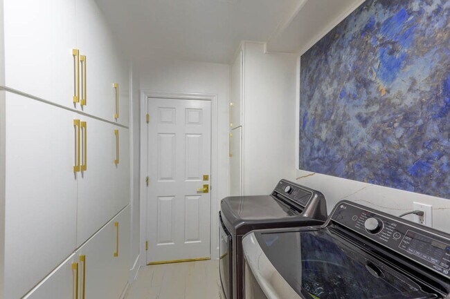 Building Photo - 5 Bedroom Pool Home Located In Summerlin G...
