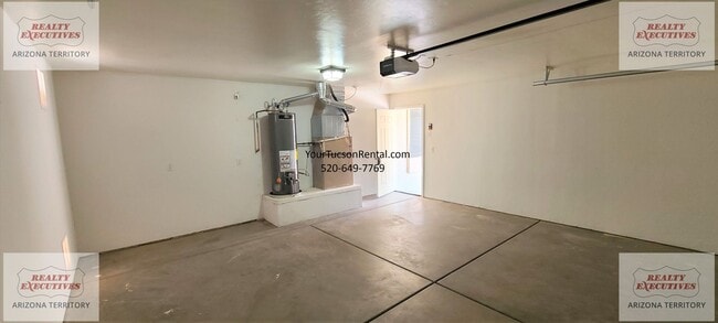 Building Photo - Valencia Rd & Headley Rd 3/2 - July move in special! - All tile floors and updated kitchen