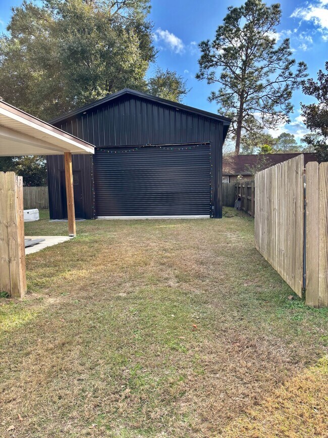 Building Photo - 2121 Oakstream Ave