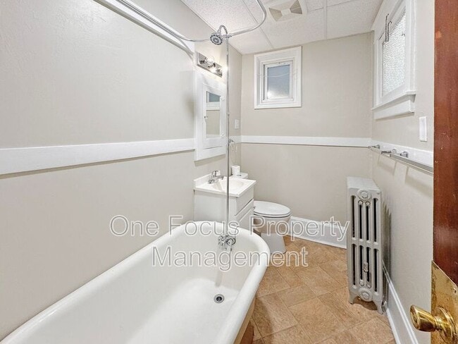 Building Photo - 2205 W Fourth Street APT#4