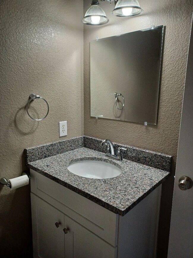 Building Photo - 3200 Rock Point Ct