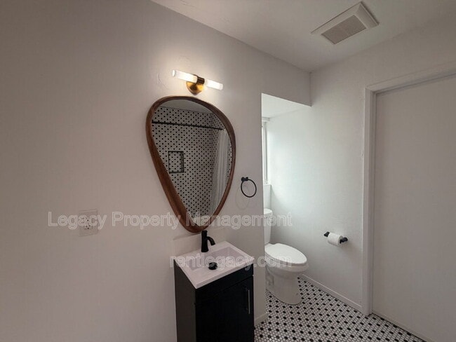 Building Photo - 1249 Davis Ave