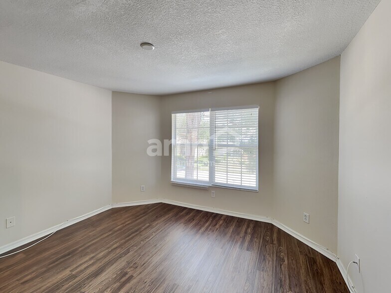 Building Photo - 306 36th St NE