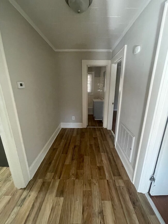 Building Photo - Adorable 3 bedroom 1 bath home Located in Hickory