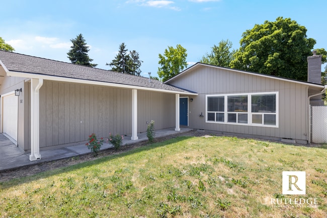 Building Photo - 4 Bedrooms - 2 1/2 Baths - South Medford Living