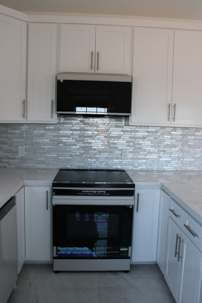 Building Photo - 2 Bedroom, 1 Bathroom Apartment