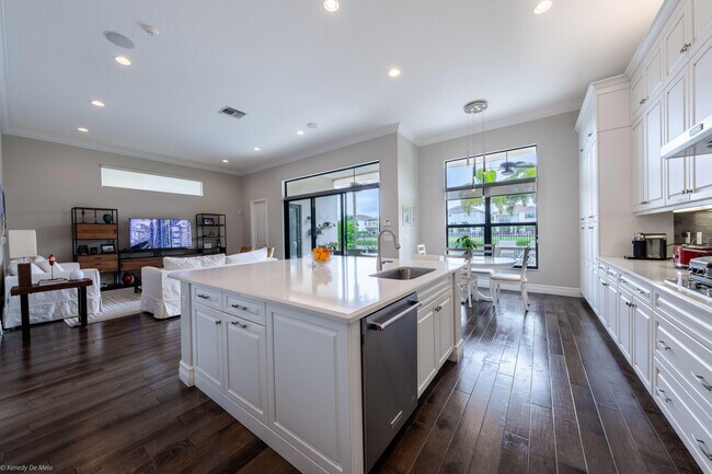 Building Photo - 9368 Eden Roc Ct