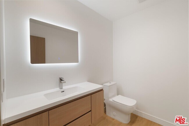 Building Photo - 5530 1/2 Sunnyslope Ave