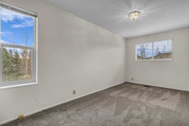 Building Photo - Prime Park Meadows Home